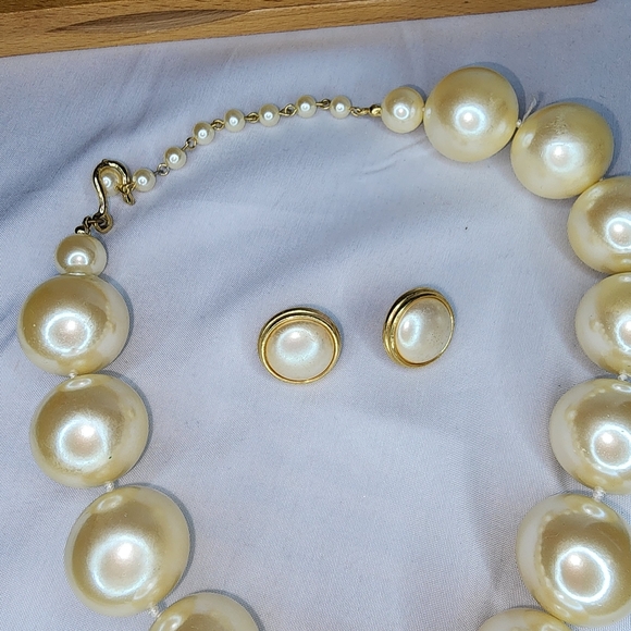 Vintage faux pearl beaded necklace and earring set - Picture 2 of 7